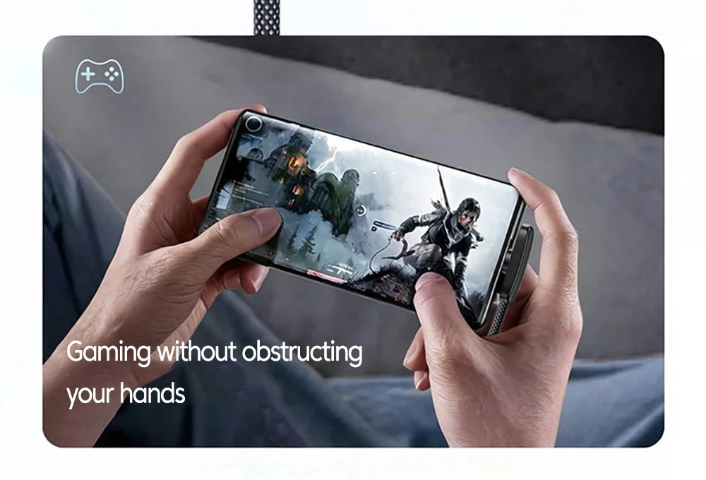 Une main tient un smartphone affichant un jeu, démontrant le jeu sans gêner les mains de l'utilisateur.