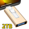 Adaptateur clé USB couleur or à côté d'un smartphone, avec une capacité de stockage de 2 To.