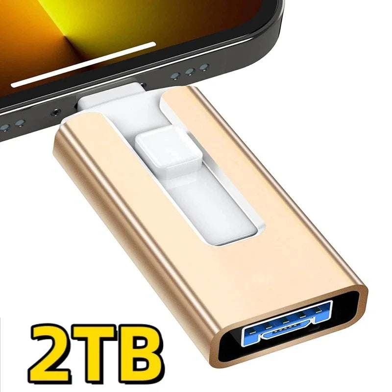 Adaptateur clé USB couleur or à côté d'un smartphone, avec une capacité de stockage de 2 To.