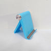 Hellblaue, faltbare Handyhalterung mit silberner drehbarer Basis.