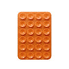 Sujetador de teléfono de silicona naranja con múltiples orificios circulares para montar dispositivos.
