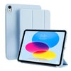 Funda magnética y plegable azul claro para iPad, mostrada junto al dispositivo.
