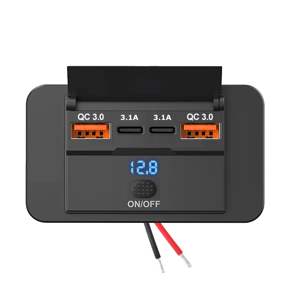 Schwarzer Auto-Ladegerät mit vier Ausgängen: zwei 3,1A USB-A und zwei QC 3.0, mit Ein-/Ausschalter.