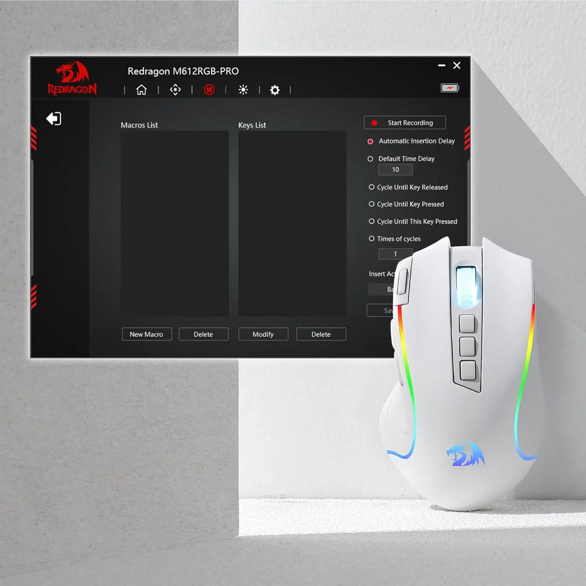 Un ratón para juegos blanco con una interfaz de software que muestra listas de macros y teclas.