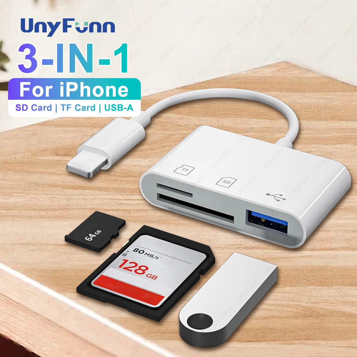 Adaptador blanco 3 en 1 con ranuras para tarjetas SD, TF y USB-A y dispositivo lector correspondiente.