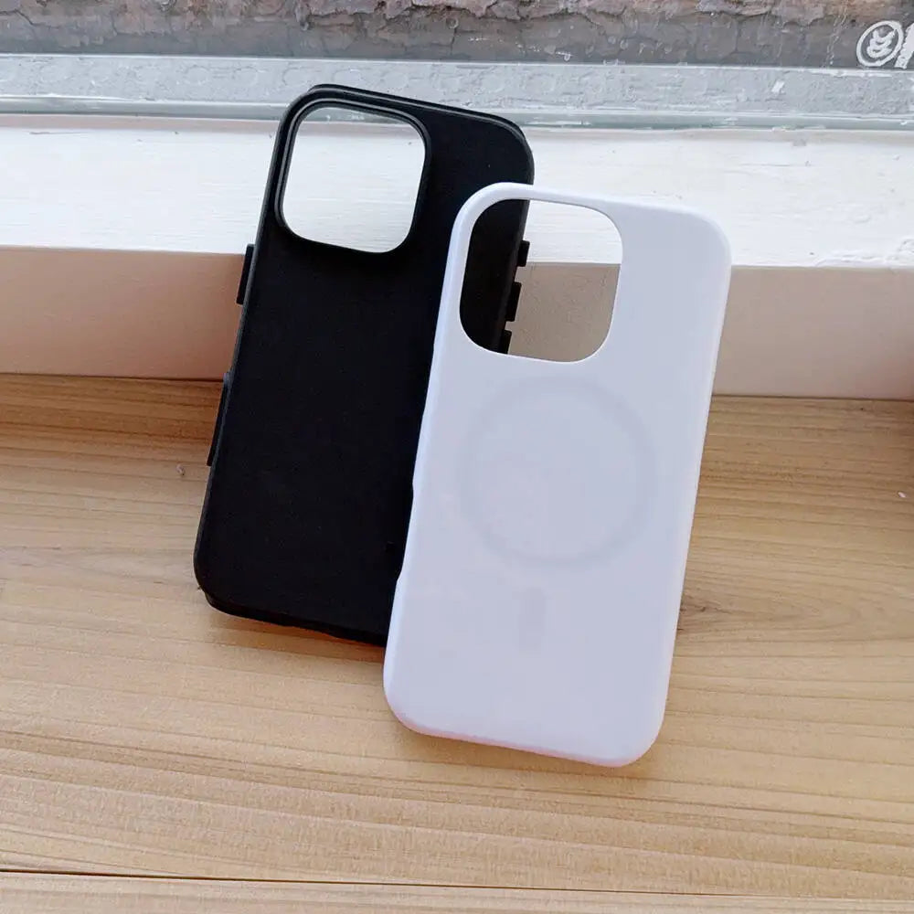 Funda para teléfono de doble capa en blanco y negro, apoyada sobre una superficie de madera cerca de un alféizar de ventana.