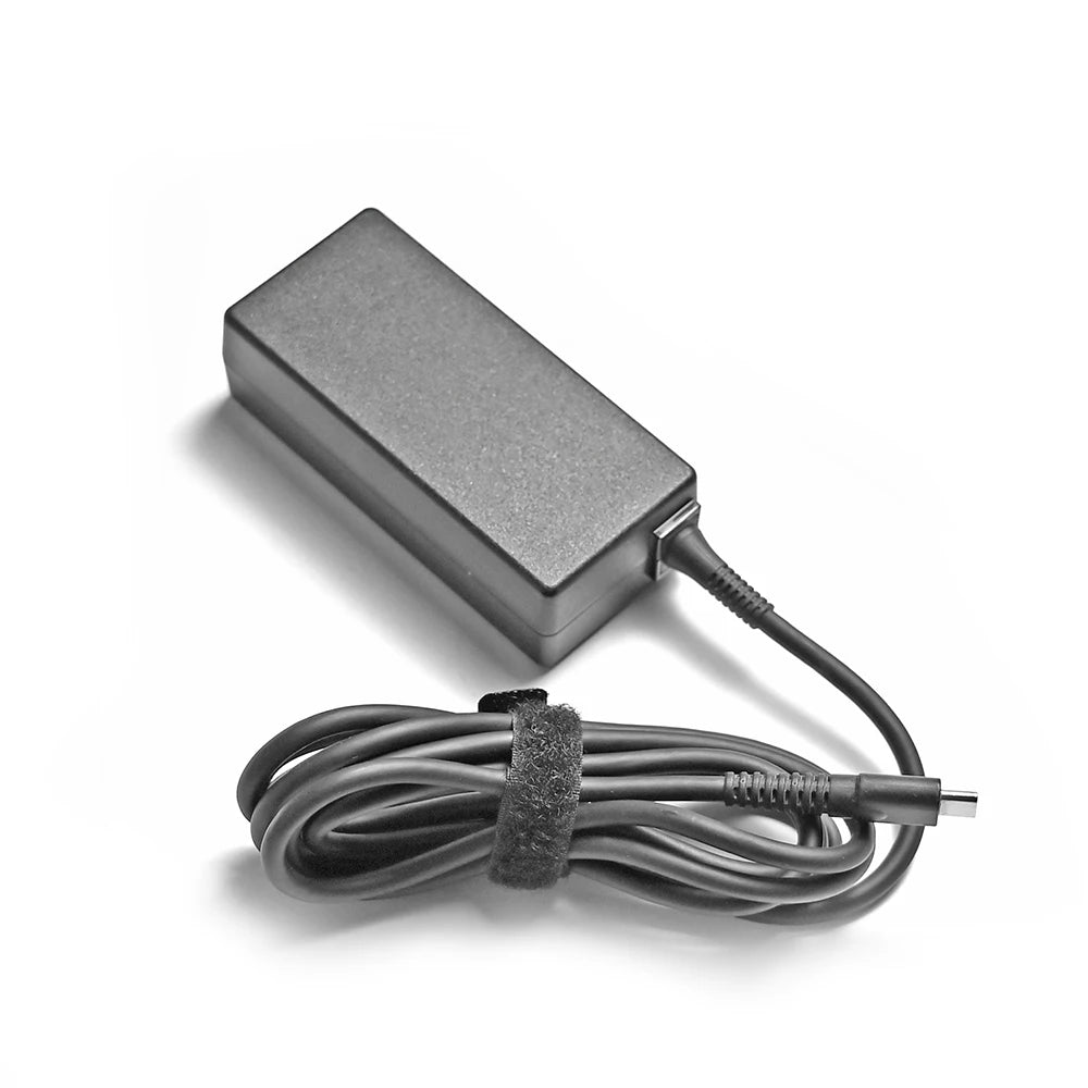 Schwarzer Hochleistungs-45W USB-C-Netzteil für ein HP-Laptop mit dem angeschlossenen Kabel.