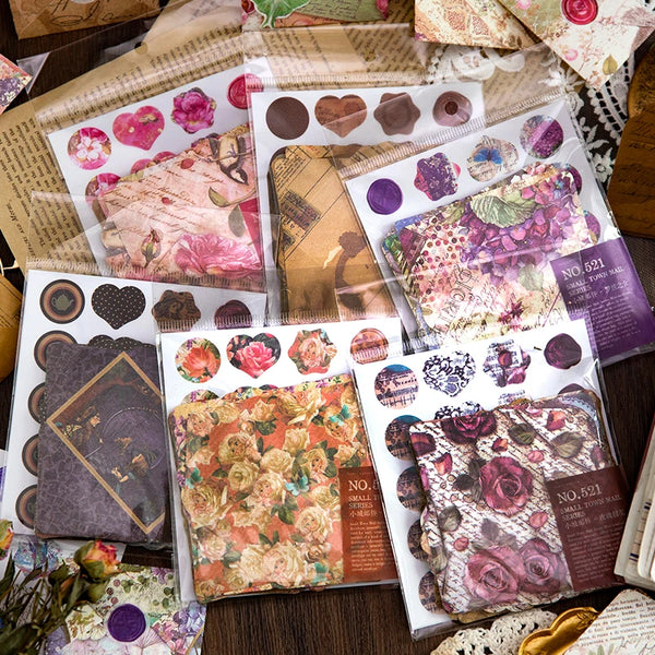 Eine Sammlung dekorativer Vintage-Umschlagaufkleber mit floralen und gemusterten Designs.
