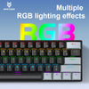 Un clavier mécanique noir 61 touches miniature avec des effets lumineux RGB vibrants sur fond gris clair.