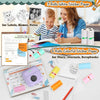 Eine Sammlung weißer und farbenfroher Stickerpapiere für Etiketten, Memos und Scrapbooking neben einem Laptop und Schreibmate