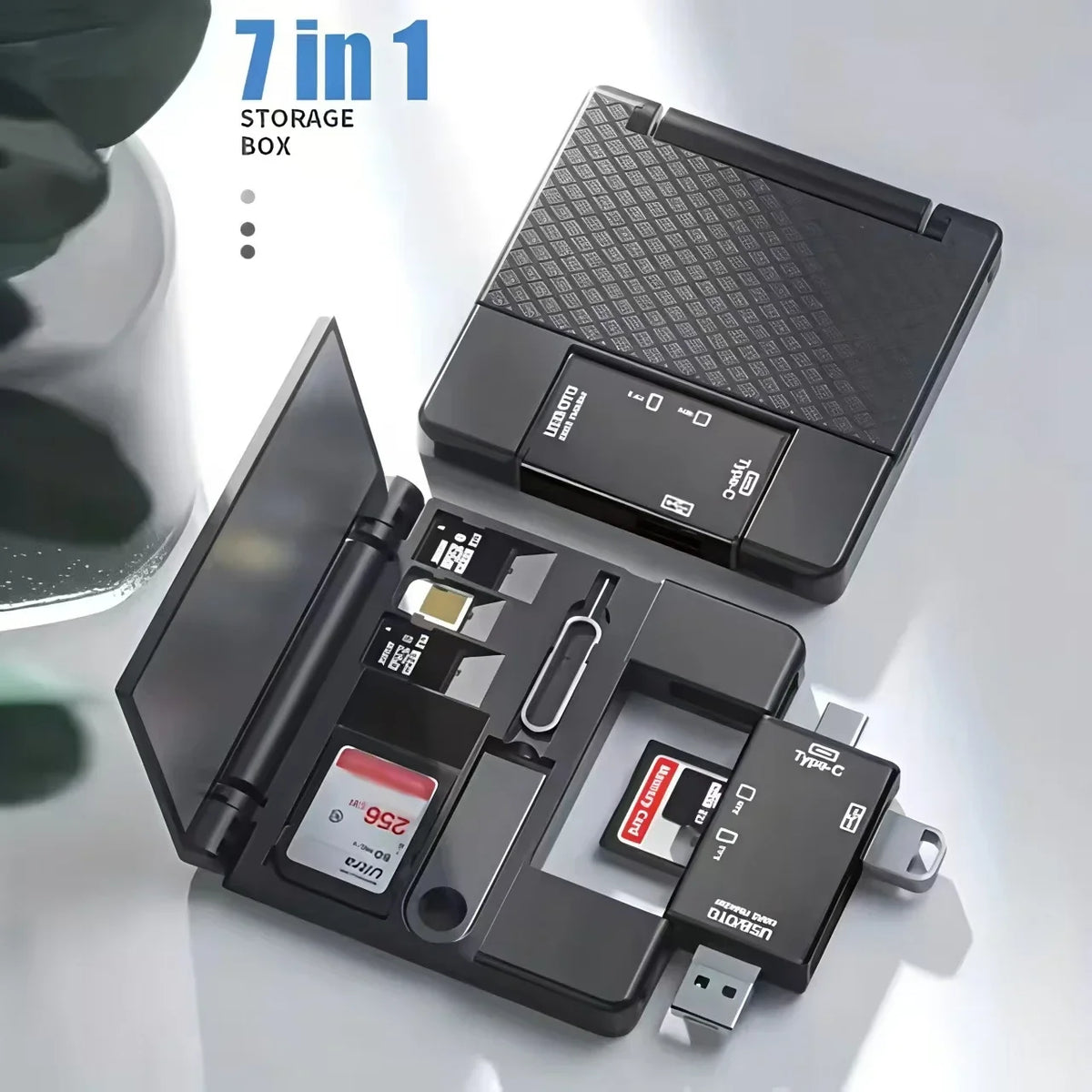 Schwarze 7-in-1 Aufbewahrungsbox mit mehreren Kartenfächern und Adapter zum Lesen verschiedener Karten.