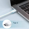 محول طاقة USB-C أبيض موصل بجهاز كمبيوتر محمول، يوضح توصيل Type-C.