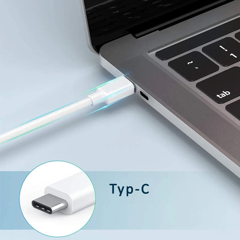 محول طاقة USB-C أبيض موصل بجهاز كمبيوتر محمول، يوضح توصيل Type-C.