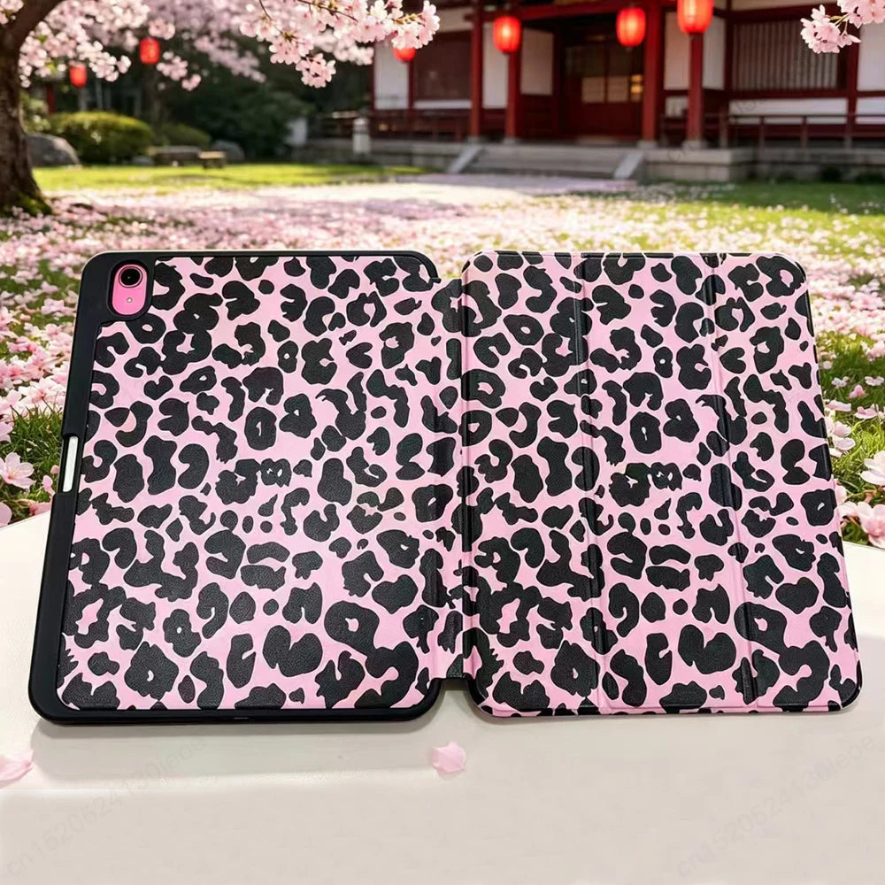 Pinkes Leopardenmuster-Silikon-Schutzhülle für ein Apple iPad, im Freien gezeigt.