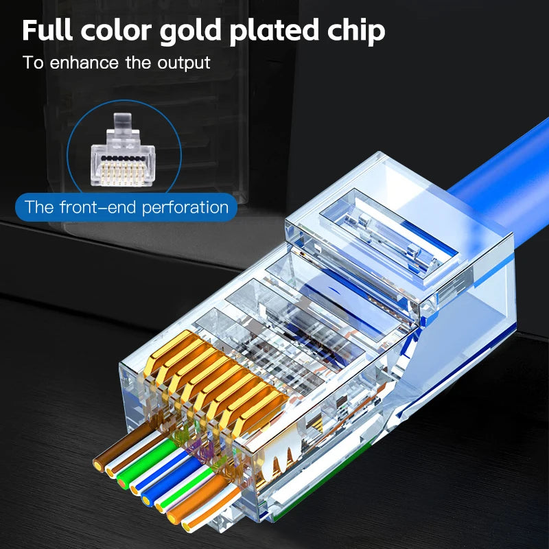 Nahaufnahme einer goldvergoldeten Chip und eines RJ45 CAT6 Kristall-Ethernet-Steckers mit mehreren farbigen Pins.