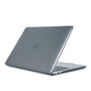 Silberes Apple MacBook Air Laptop mit einer kristallklaren Hartschalenhülle.