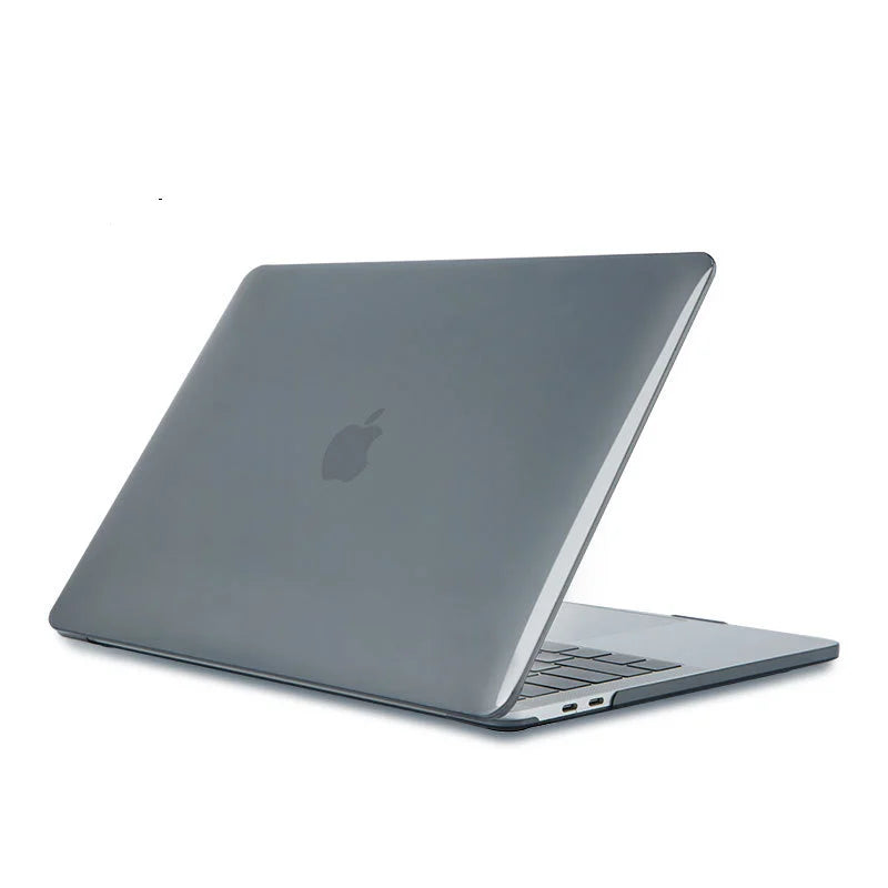 Silberes Apple MacBook Air Laptop mit einer kristallklaren Hartschalenhülle.