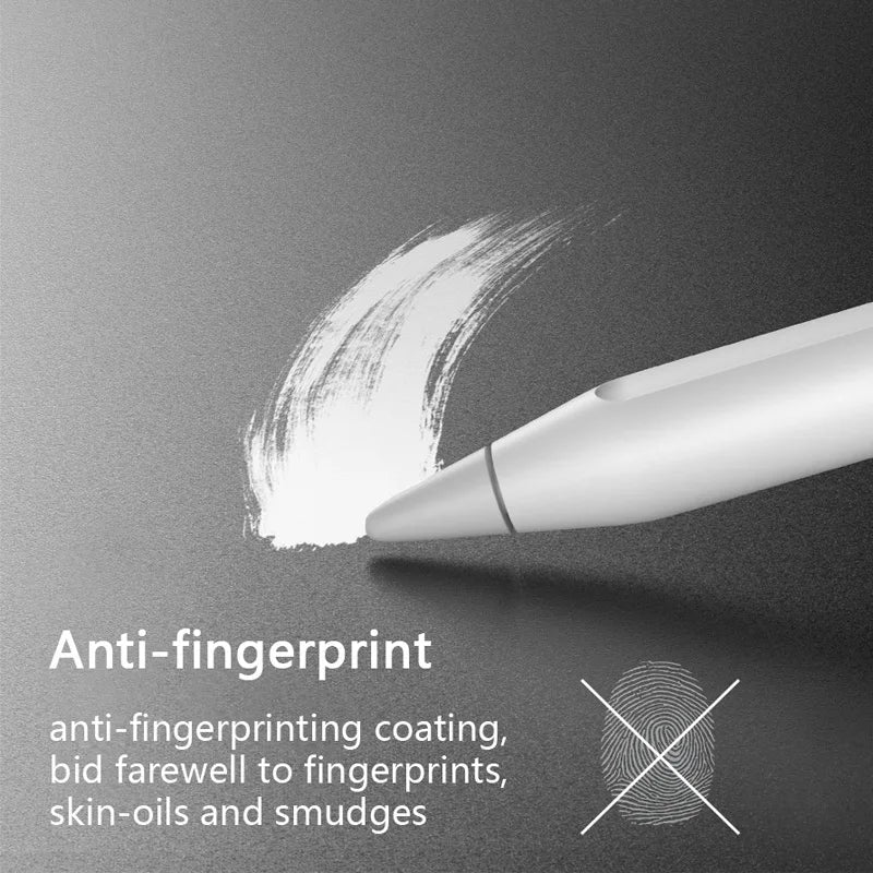 Un stylo blanc applique un revêtement anti-empreintes sur une surface sombre, démontrant la fonction du produit.