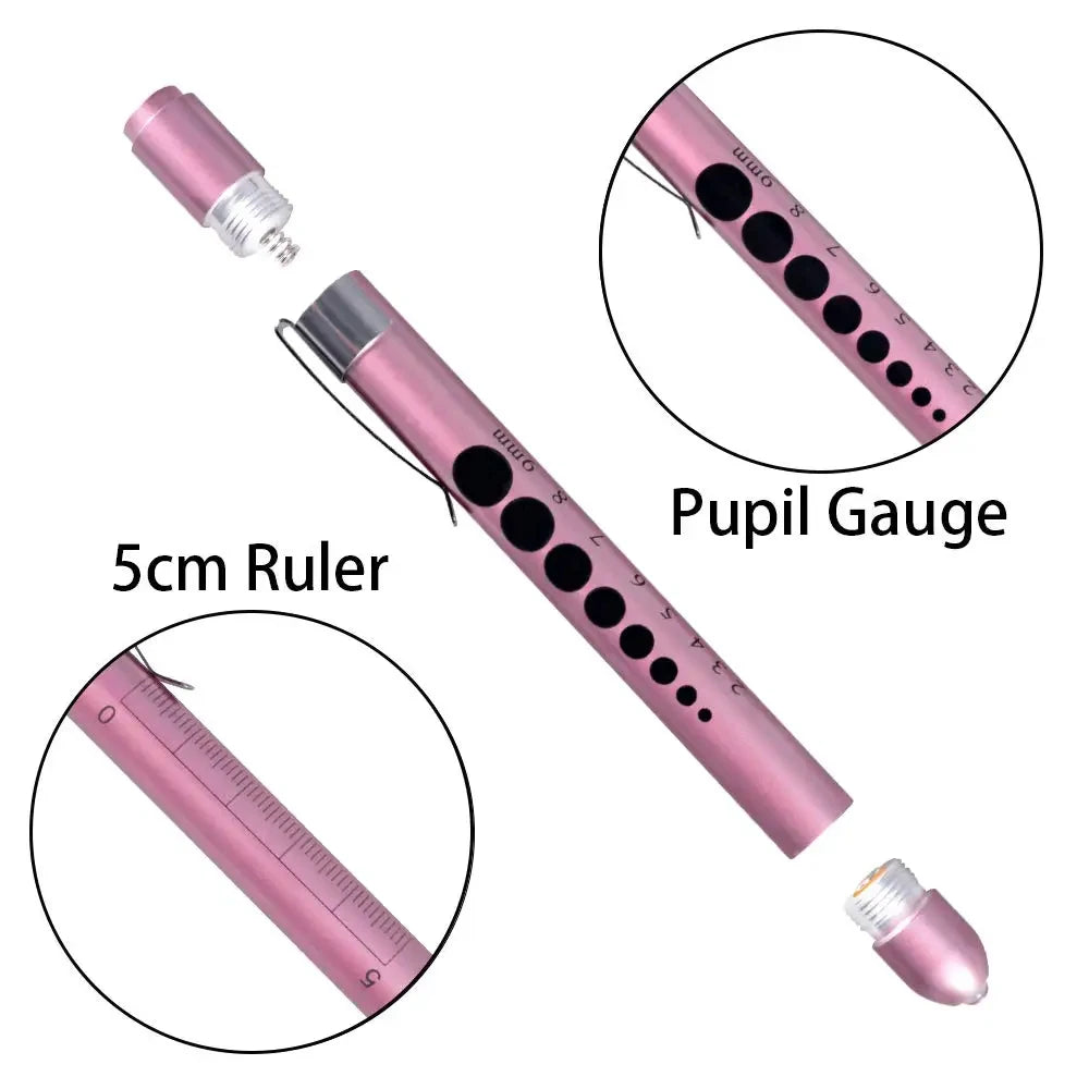 Linterna médica rosa con regla y medidor de pupilas para mediciones precisas.