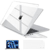 Ein durchsichtiges Schutzetui bedeckt einen silbernen MacBook-Laptop, wobei Tastatur und Bildschirm sichtbar sind.