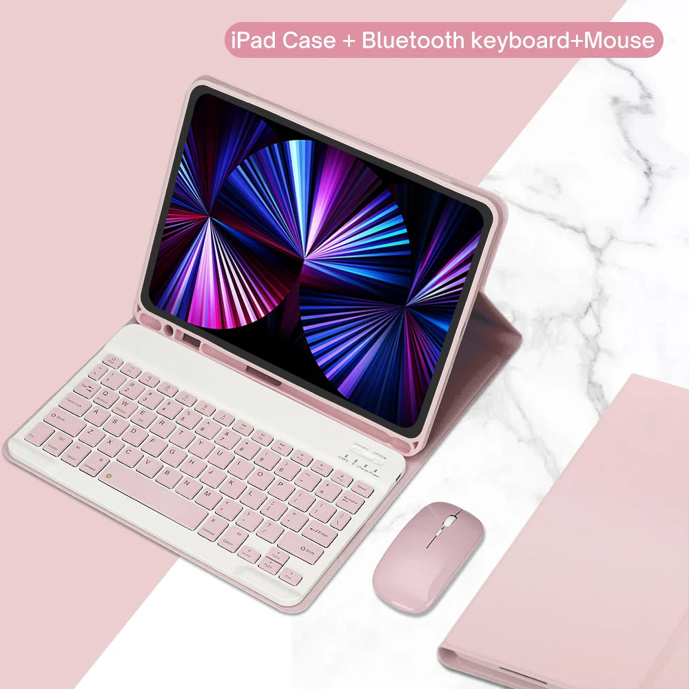 Coque rose pour iPad avec clavier et souris Bluetooth détachables, à côté de l'appareil.