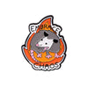 Broche émail représentant un visage d'animal noir et blanc enveloppé de flammes orange avec le mot EMBRACE CHAOS autour