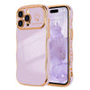 Carcasa de silicona rosa para iPhone con diseño de corazón y acentos dorados.