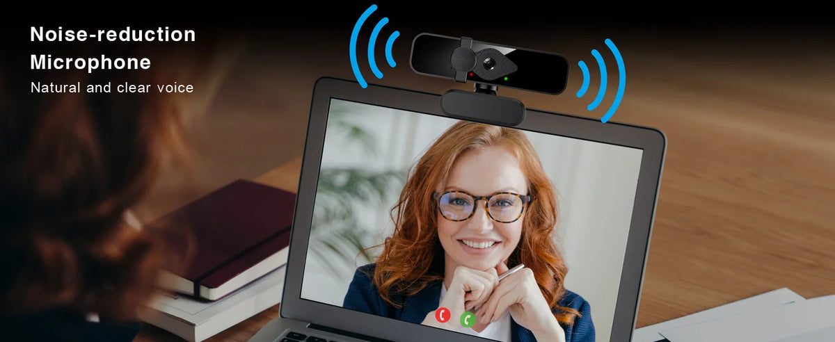Eine Frau lächelt auf einem Laptopbildschirm und demonstriert ein Geräuschreduzierendes Mikrofon-Setup.