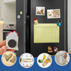 Una puerta de refrigerador tiene un calendario amarillo y varios puntos magnéticos redondos autoadhesivos para organizar.
