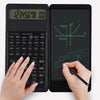 Une personne tient une calculatrice scientifique pliable noire et une tablette d'écriture affichant des fonctions trigonométr