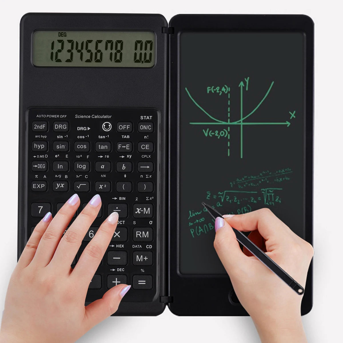 Une personne tient une calculatrice scientifique pliable noire et une tablette d'écriture affichant des fonctions trigonométr