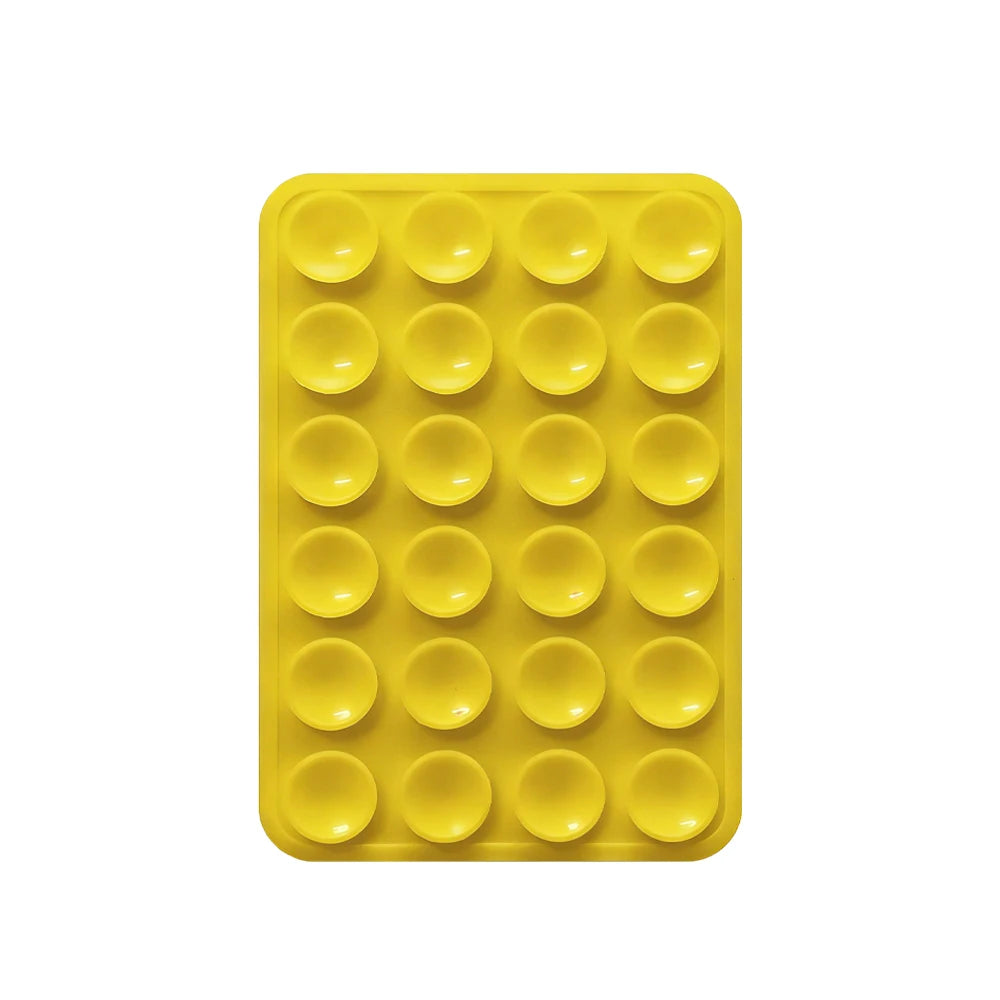 Sujetador de teléfono de silicona amarilla con múltiples orificios circulares para montar dispositivos.