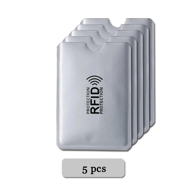 Cinq porte-cartes argentées anti-RFID empilées.