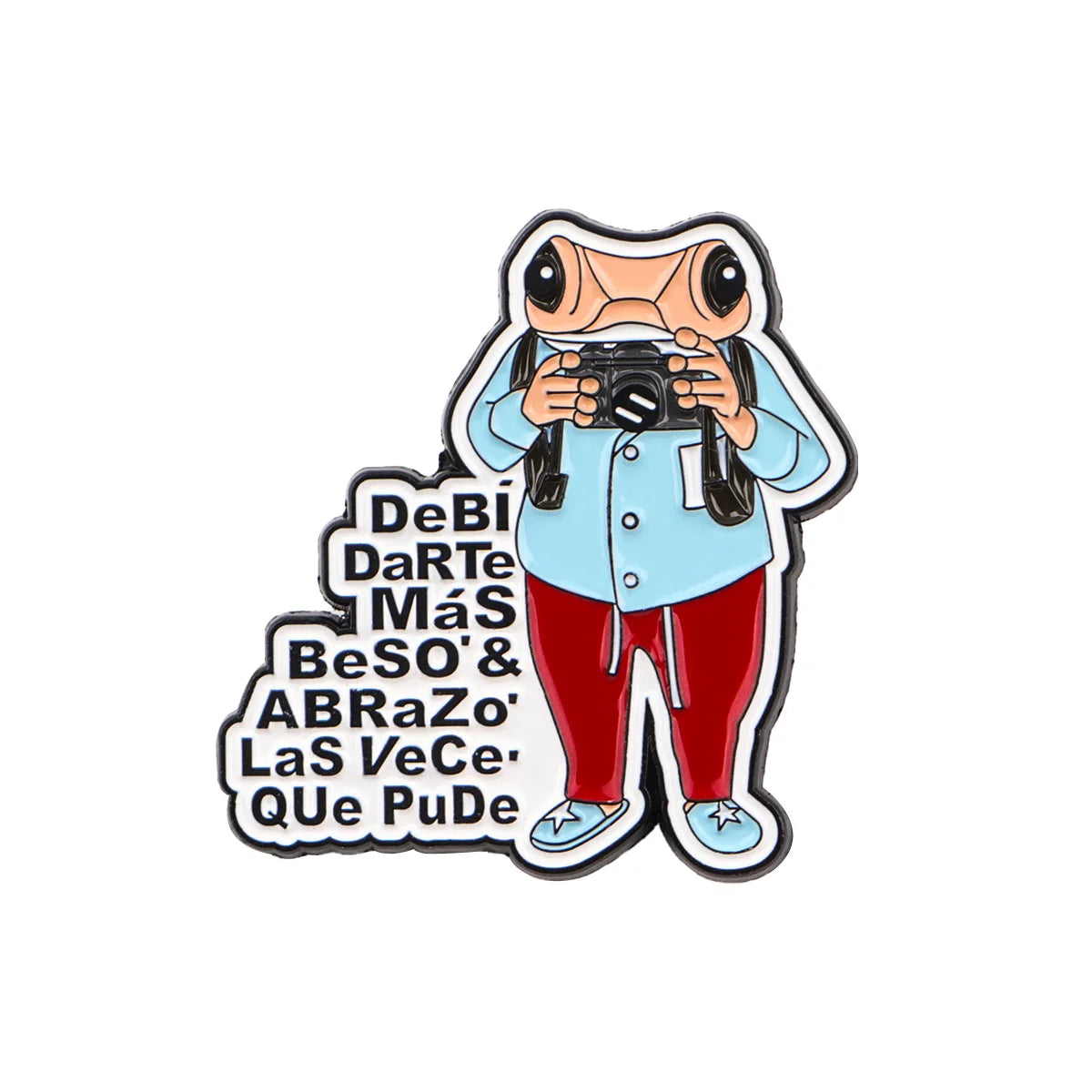 An enamel pin featuring a frog character holding a camera and surrounded by affectionate Spanish phrases.