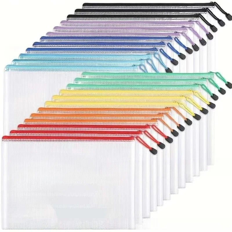 Eine Sammlung durchsichtiger Netztaschen mit Reißverschluss in verschiedenen Farben, in Reihen angeordnet.