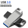 Silberner USB 3.0-Stick mit Schutzhülle aus einer Ecke