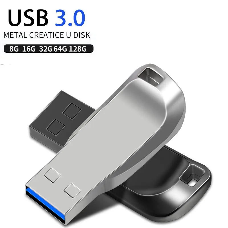 Silberner USB 3.0-Stick mit Schutzhülle aus einer Ecke