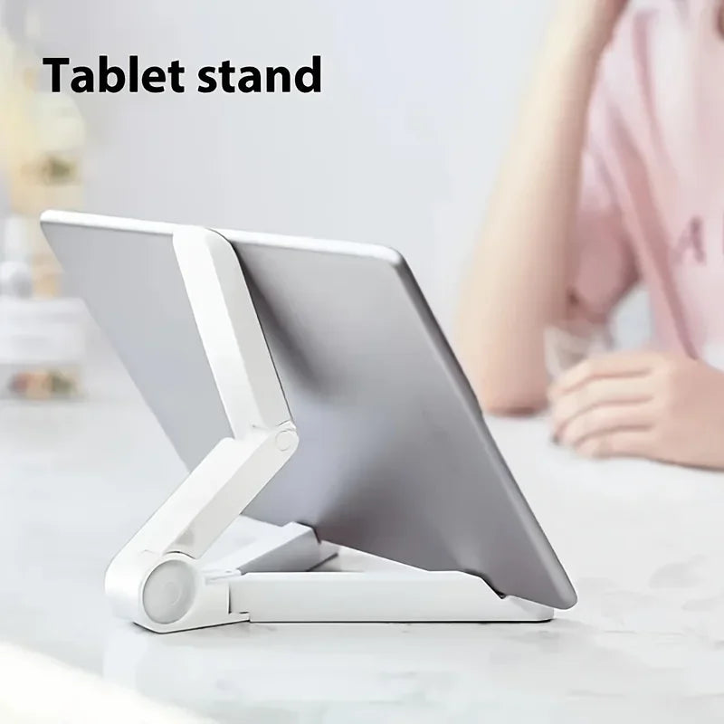 Ein silbernes Tablet wird von einem weißen, verstellbaren Klappständer auf einer weißen Oberfläche gestützt.