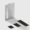 Silberner tragbarer NVMe SSD-Gehäuse mit orangefarbener Leuchte und mehreren schwarzen SSD-Modulen auf weißem Untergrund.