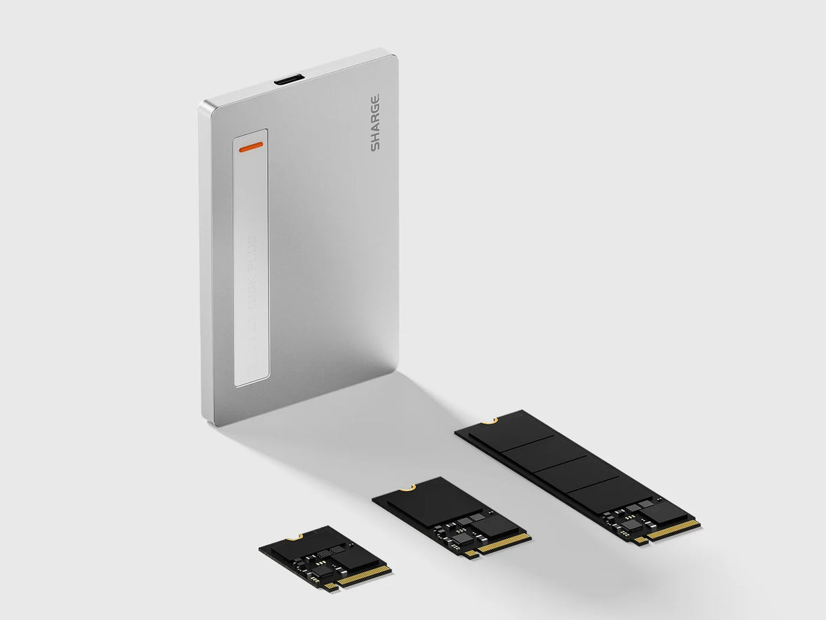 Silberner tragbarer NVMe SSD-Gehäuse mit orangefarbener Leuchte und mehreren schwarzen SSD-Modulen auf weißem Untergrund.