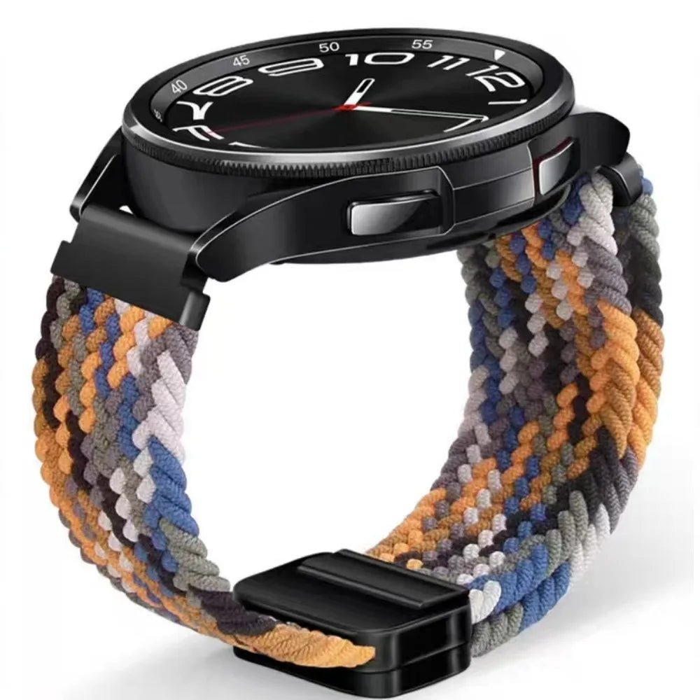 Eine schwarze Smartwatch mit rundem Zifferblatt und farbigem gewebtem Armband am Handgelenk.