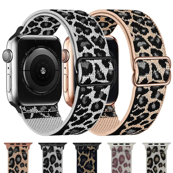 Nahaufnahme einer schwarzen Apple Watch mit leopardmuster-Nylonband und roségoldem Zifferblatt.