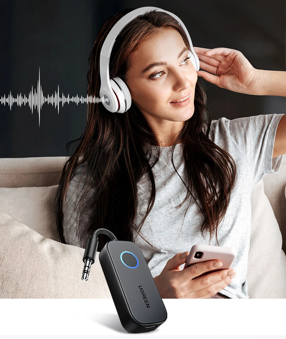Eine Frau benutzt einen schwarzen Ugreen Bluetooth-Adapter, um Musik zu hören und gleichzeitig auf ihr Smartphone zu schauen.