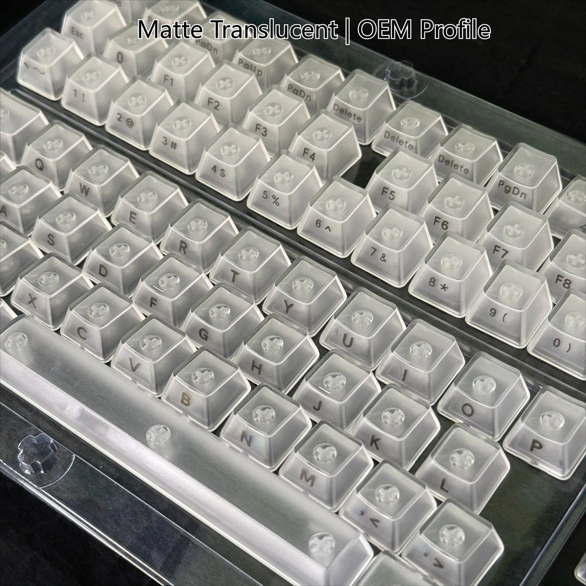 Nahaufnahme von weißen matten, durchscheinenden OEM-Profil-Keycaps in einer Kunststoffschale für mechanische Tastaturen.
