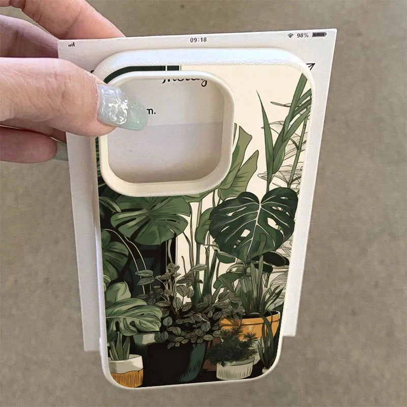 Hand hält eine Handyhülle mit grünem Monstera-Blattmuster