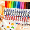 Colección de 12 bolígrafos flotantes de colores en varios tonos, exhibidos junto a un plato blanco para cuchara de regalo