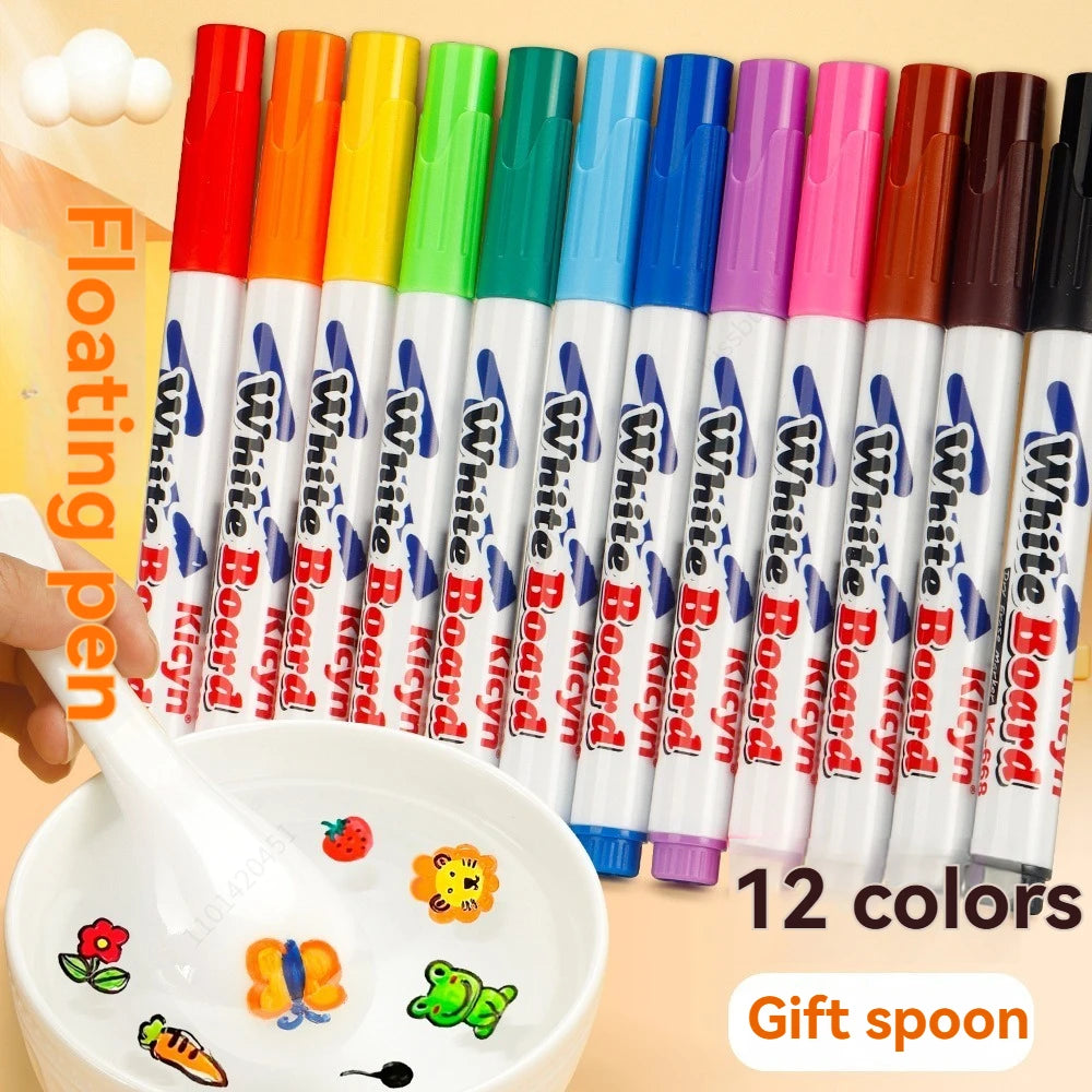 Colección de 12 bolígrafos flotantes de colores en varios tonos, exhibidos junto a un plato blanco para cuchara de regalo
