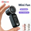 Eine Hand hält einen schwarzen Mini-Lüfter mit LED-Anzeige, der als 3-in-1-Taschenlüfter dient.