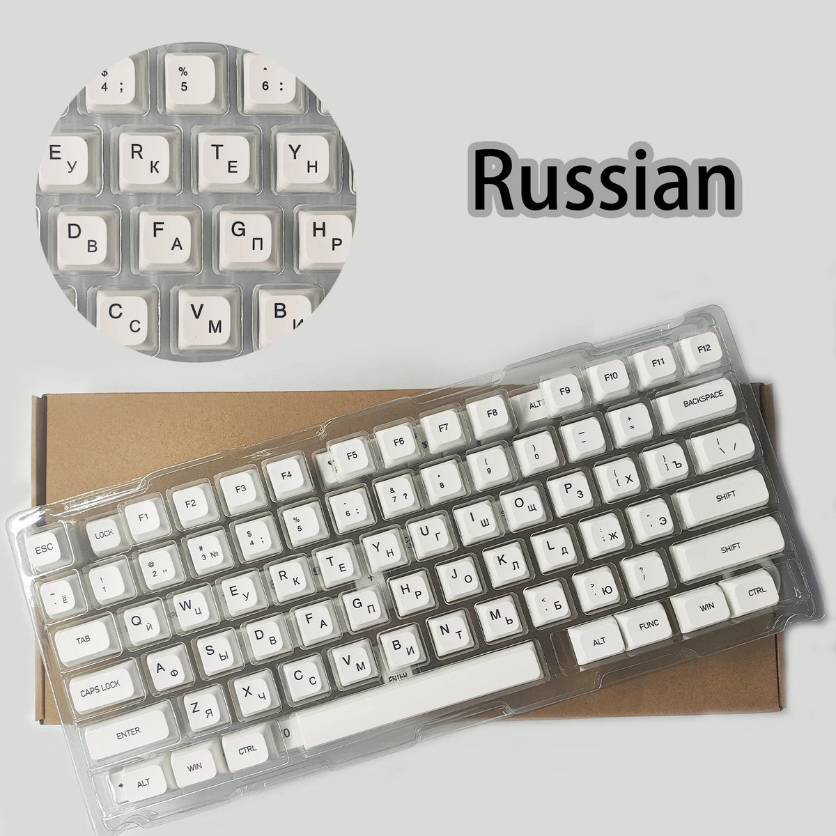Mechanische Tastatur mit russischen Tastenkappen und einem separaten Tastenkappen-Set neben dem Wort Russisch