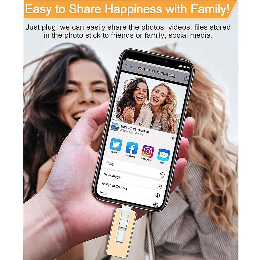 Una mano sostiene un smartphone que muestra fotos y videos compartidos de una varita fotográfica, con la varita visible debaj
